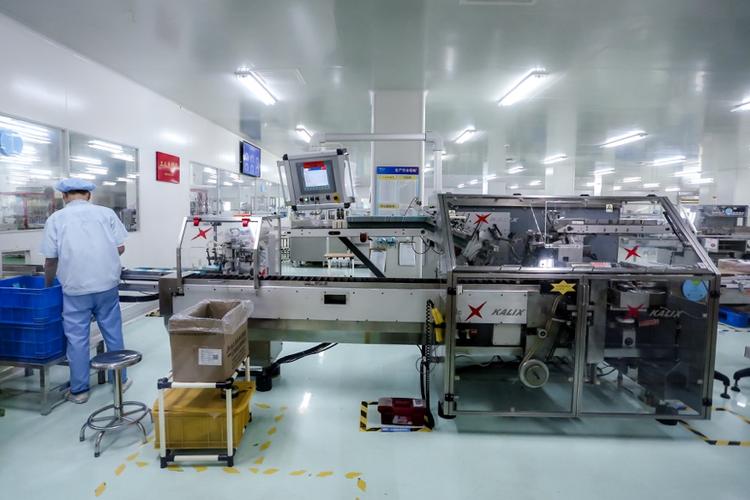 珀莱雅生产工厂内配料车间,制造车间与自动化包装车间的生产设备均